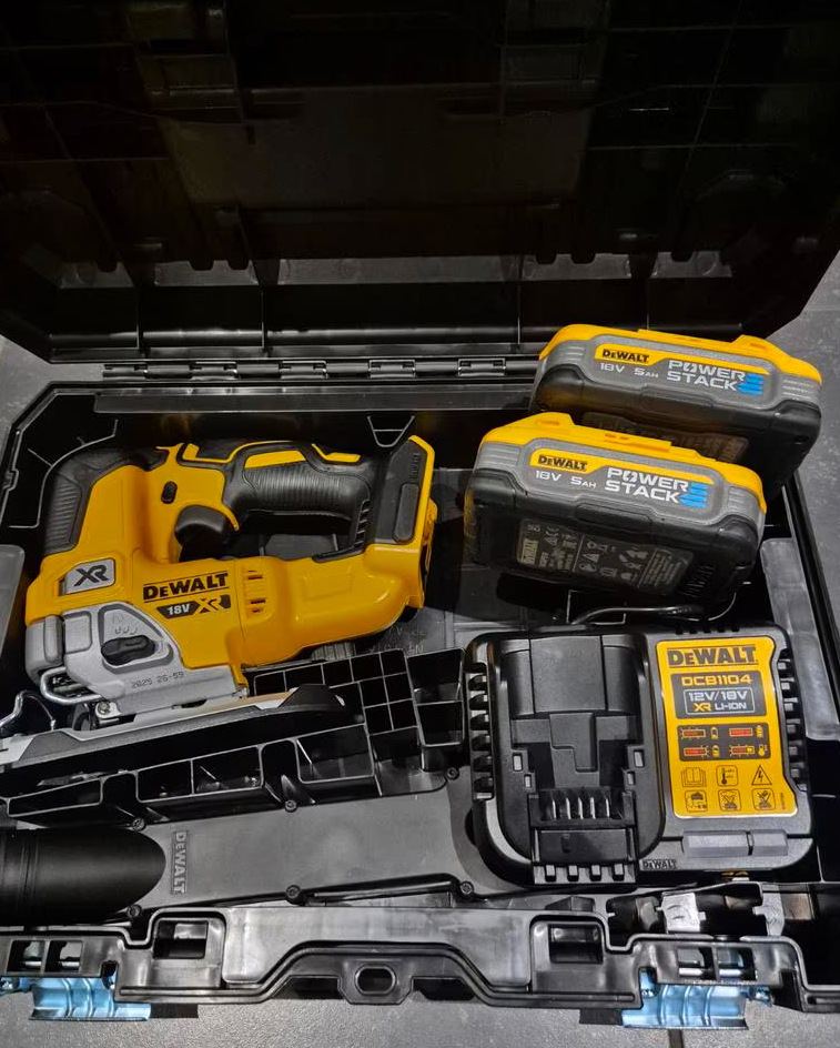 Dewalt decoupeerzaag in gebruik